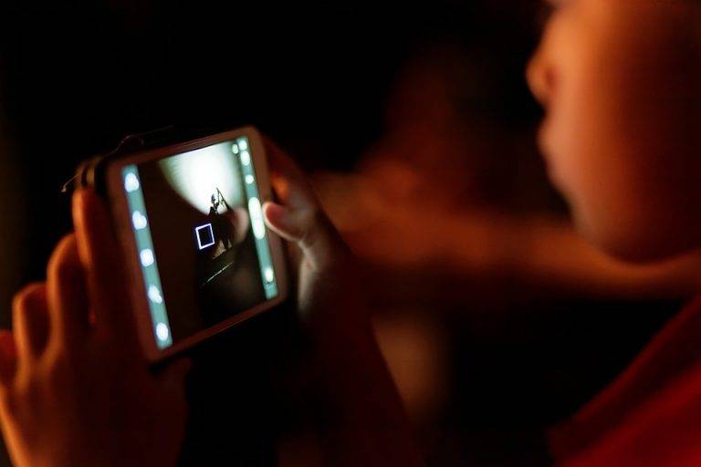 Te uiți noaptea pe Facebook? Semn rău, avertizează specialiștii