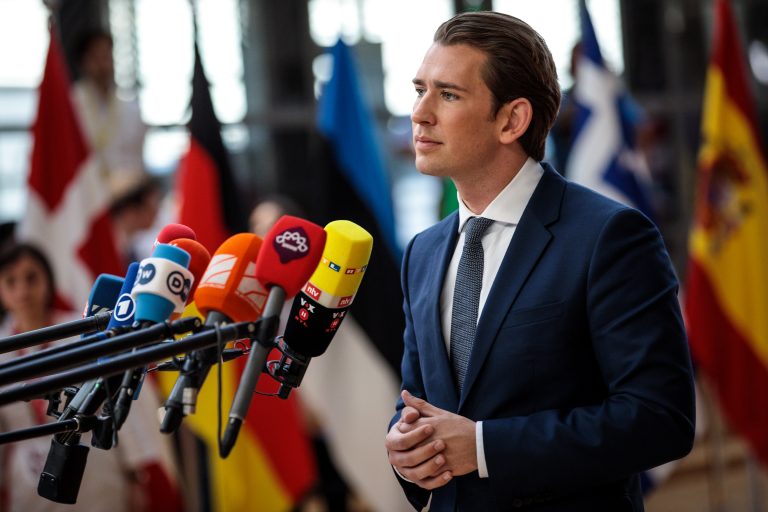 Austria interzice purtarea vălului islamic în școlile primare