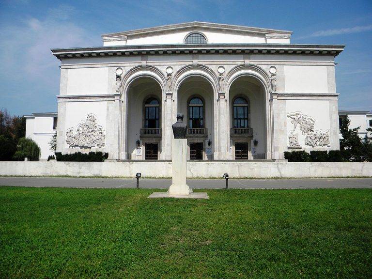 Opera din București, în derivă