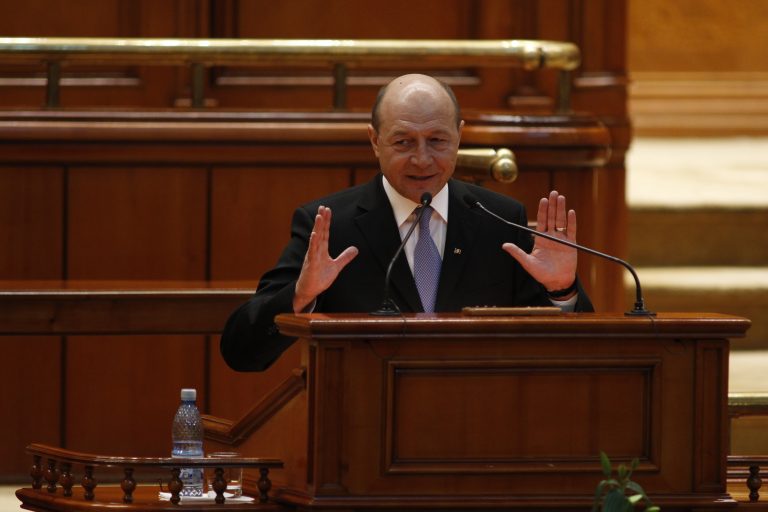 Băsescu: România a fost decredibilizată, fiind în pragul aplicării Articolului 7