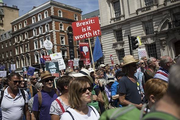 Brexit și Parlamentul. Theresa May evită o rebeliune