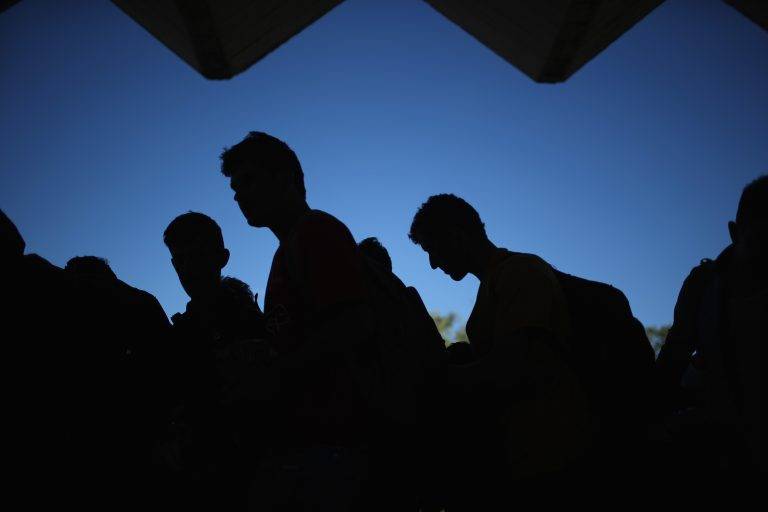 THE GUARDIAN: Conform unui sondaj, majoritatea est-europenilor   “se tem pentru democraţie”