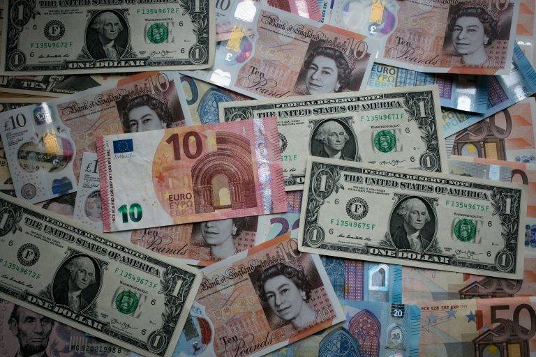 Economisirea în valută este din ce în ce mai atractivă pentru firmele și gospodăriile din România