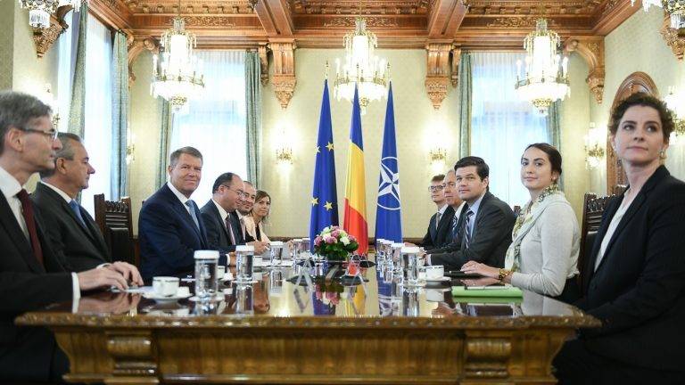 Când șpagatul atlantic românesc nu mai funcționează…