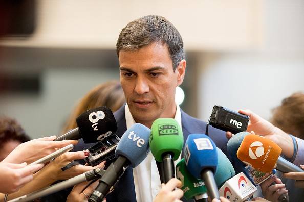 Fără biblie și cruce: Pedro Sánchez