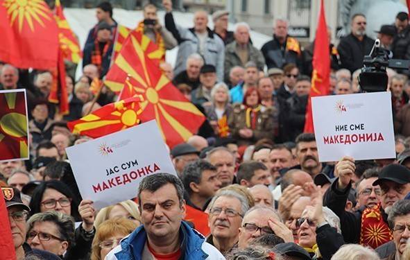 Mersul pe sârmă între Atena și Skopje (sub ochii Moscovei)