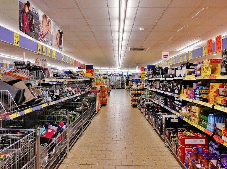 Eurostat: Românii cheltuiesc peste un sfert din venituri pe alimente și consum casnic