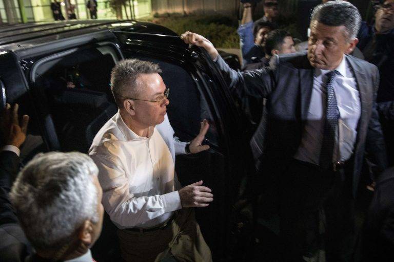 Pastorul Andrew Brunson a părăsit Turcia și se va întoarce în Statele Unite