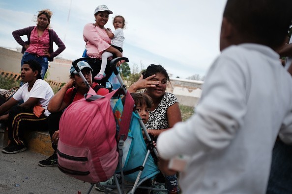 Mii de militari americani întâmpină caravana emigranţilor