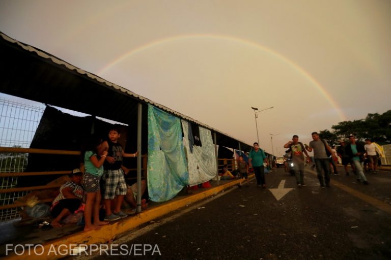 Scene dramatice în timp ce o “caravană a emigranţilor” înaintează spre Statele Unite