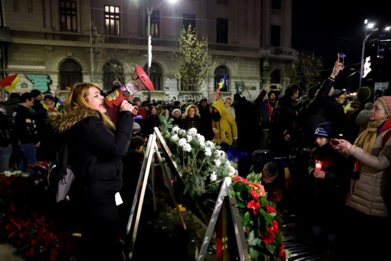 Mii de oameni au mărșăluit de la Guvern la Universitate și la Palatul Regal pentru a comemora morții de la Revoluție