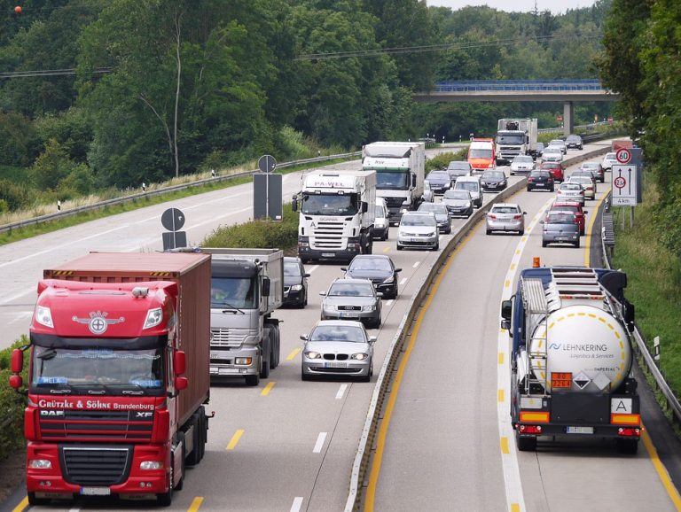 Acces mai rapid pentru mărfuri. UNTRR vrea eliminarea restricțiilor de circulație pe DN1 pentru TIR-uri  și a restricțiilor de acces în orașe