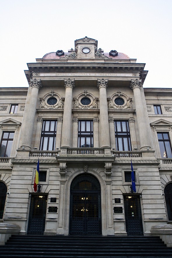 Analiștii Unicredit: BNR poate ține leul în frâu dacă inflația nu trece de 3%