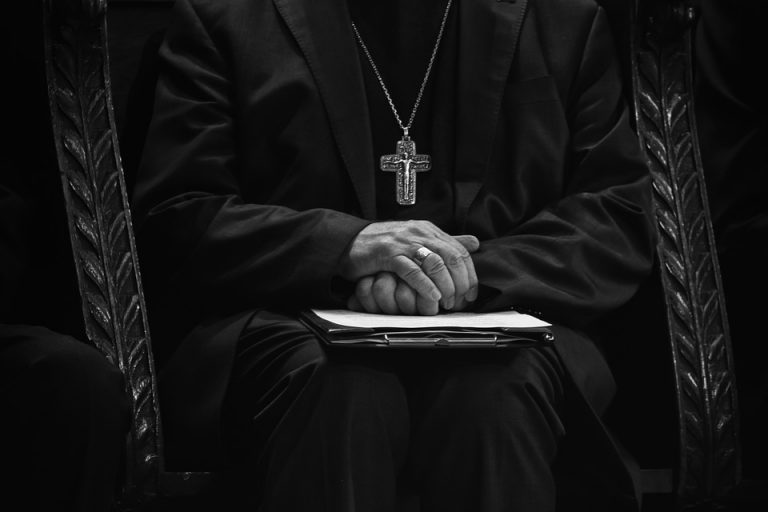 Vaticanul adoptă legi pentru prevenirea abuzurilor asupra copiilor