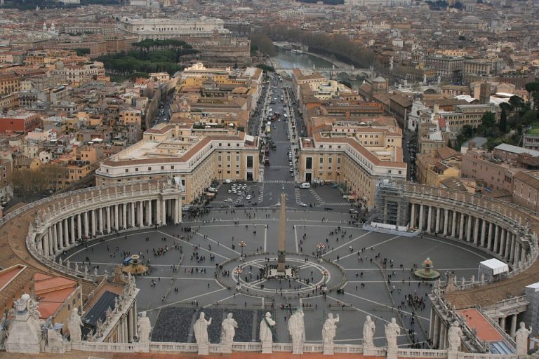 Papa Francisc | Femei promovate, în premieră, în administrația sinodului episcopilor