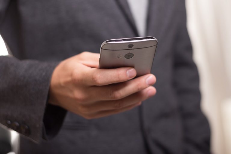 Un senator american le cere Apple și Google să elimine o aplicație saudită de control al femeilor