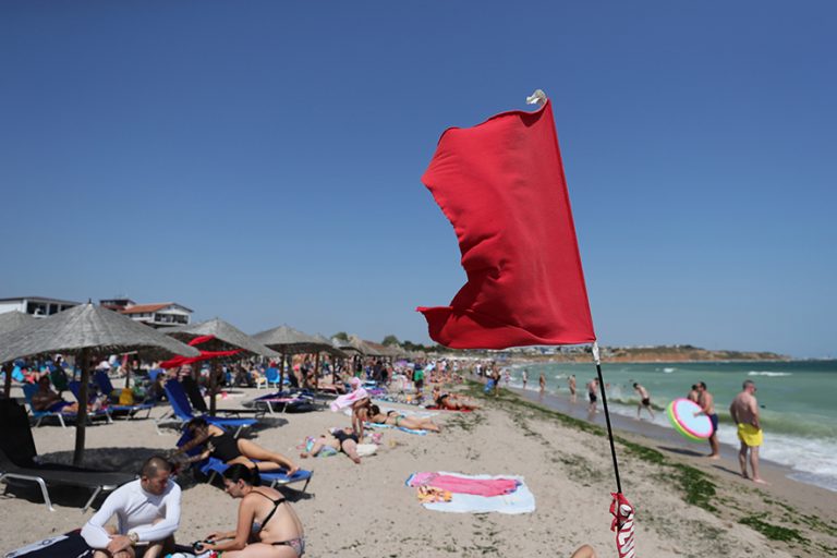 O plajă largă de nereguli pe litoral – de la căzi cu mucegai la frigidere ruginite