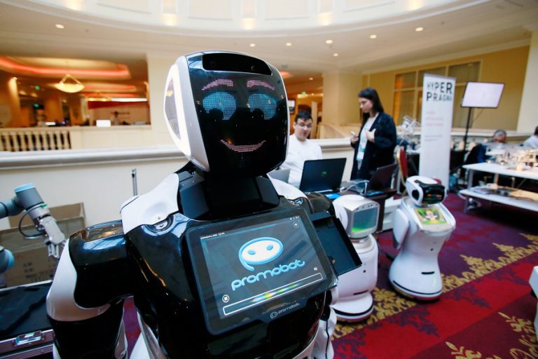 Locurile de muncă trebuie ferite de roboți cum sunt ferite și de oameni: prin taxe și reglementări