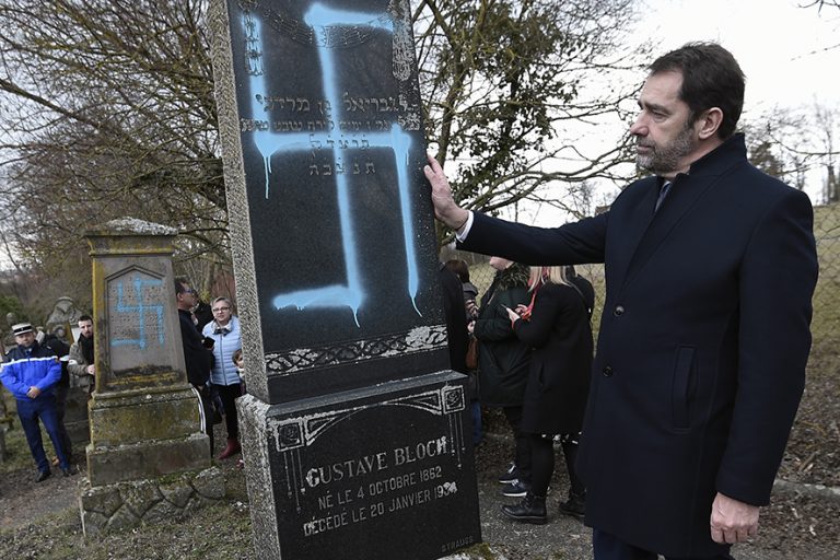 Antisemitismul, rasismul și antielitismul se răspândesc în Franța