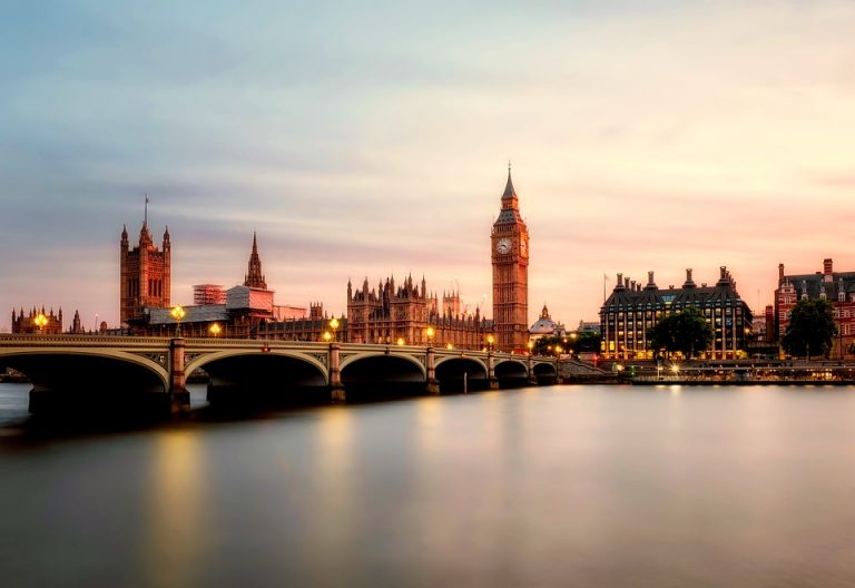 Brexit: Sute de mii de români cer dreptul la rezidență în Marea Britanie