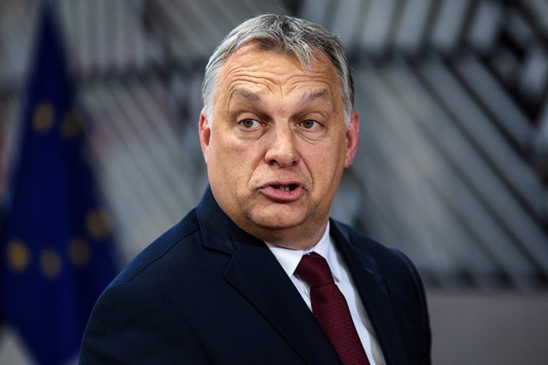 Cum deraiază democrațiile