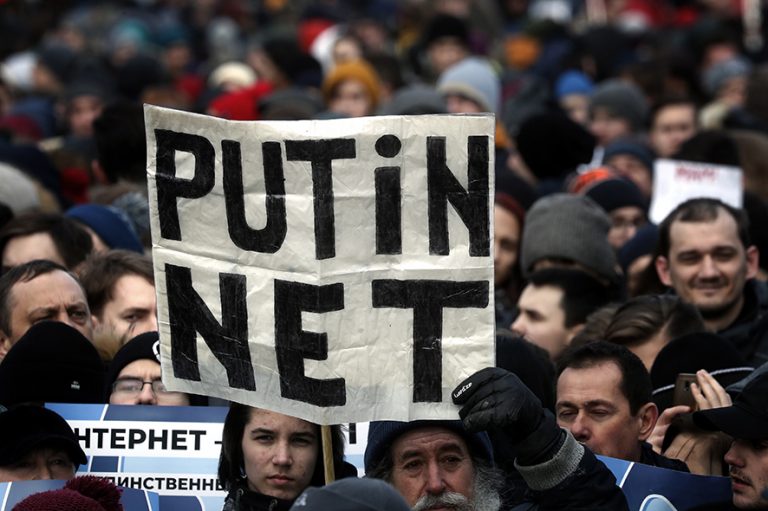 Rușii evită televiziunea controlată de stat și merg pe YouTube