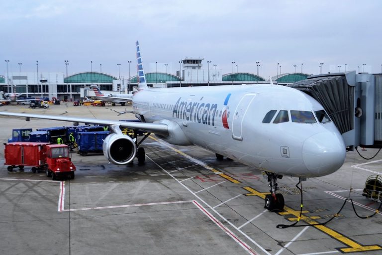 Companiile aeriene American și Delta, amendate pentru întârzieri