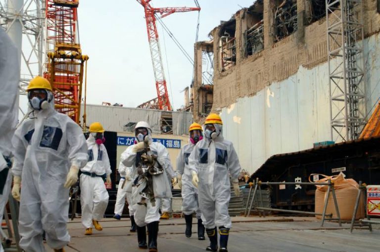 Japonia a început operațiunile de curățare a centralei nucleare Fukushima