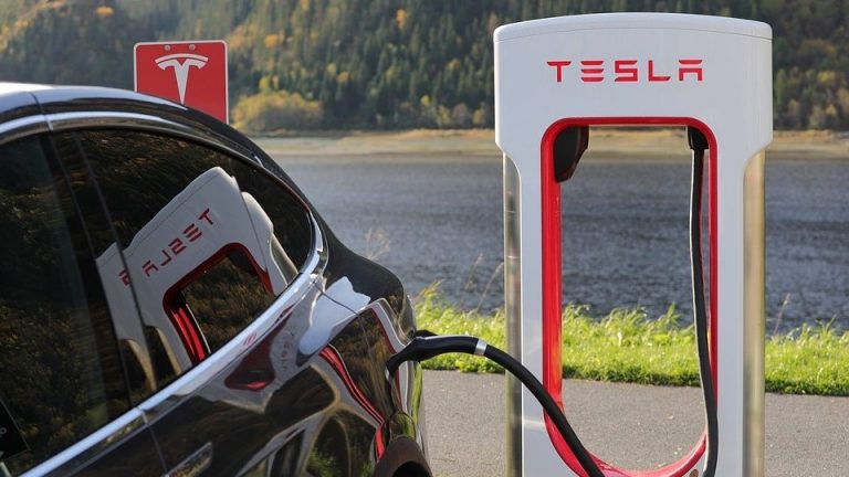 Elon Musk: Deținătorii de Tesla nu știu să-și folosească mașinile