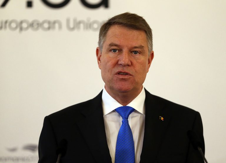 Iohannis a sesizat CCR cu privire la legea care prevede anularea diplomei de doctorat doar în instanță
