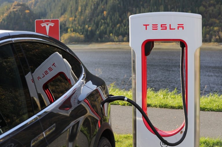 Tesla investighează „explozia“ unui autoturism