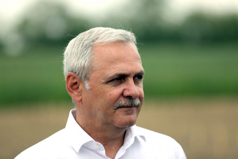 VIDEO Protestatari ridicați de jandarmi la o vizită a lui Dragnea. Oficial: “Paticipau la o adunare publică nedeclarată”