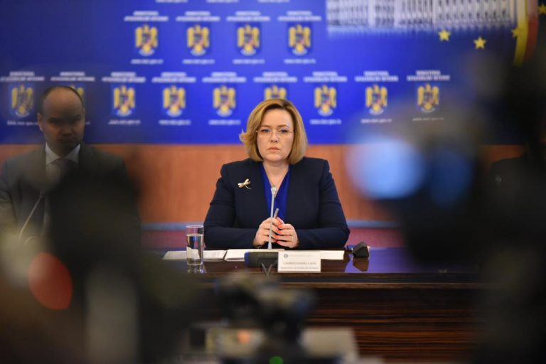“E timpul să pleci acasă, doamnă Dan”. Demisia ministrului, cerută de polițiști