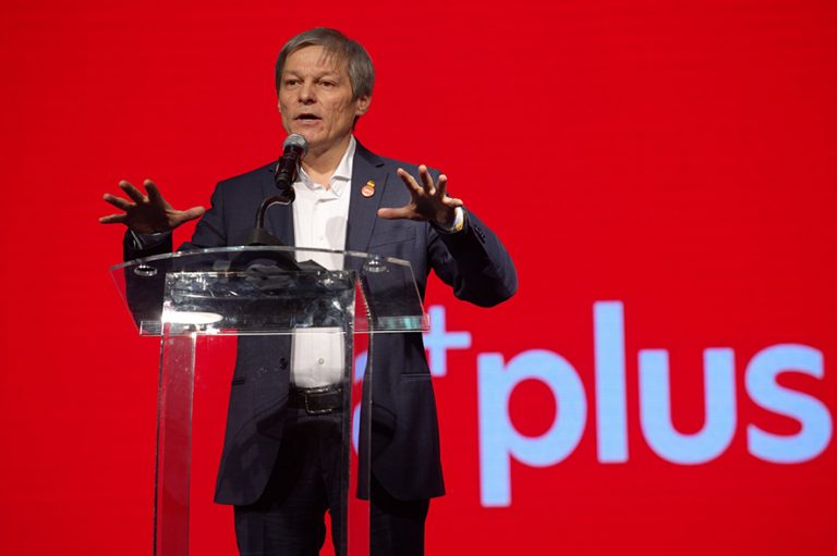 Surse: Dacian Cioloș vrea să candideze la șefia grupului din PE „Înnoim Europa“