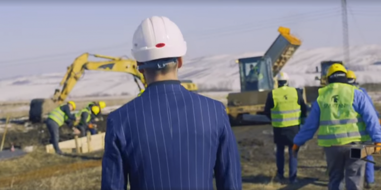 VIDEO | Dragnea și Iohannis, într-un videoclip lansat de românul care a făcut 1 m de autostradă. Erau 0 km. S-au dublat