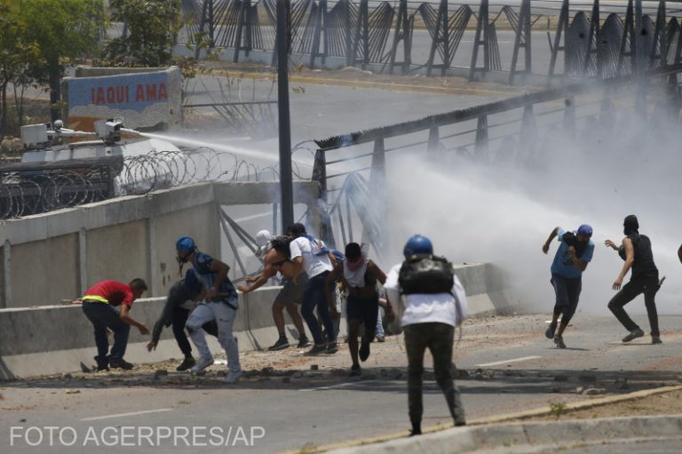 Un mort și zeci de răniți în violențele din Venezuela