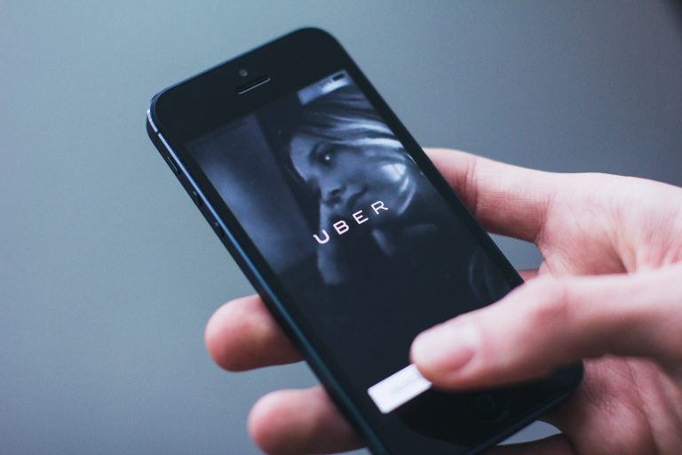 Ministrul Transporturilor: Interzicerea Uber este fake news. Uber nu este piraterie