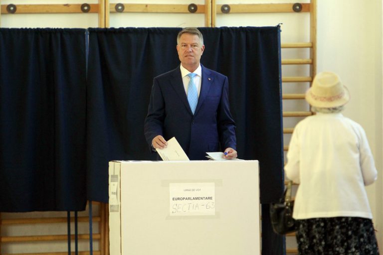Legea prin care este eliminată ștampila din administrația publică, promulgată de Iohannis