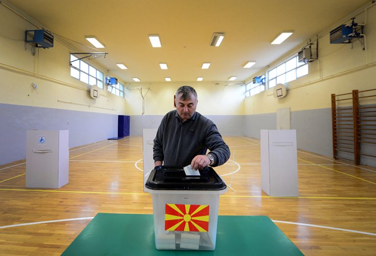 Cum să treci peste un regim iliberal ?