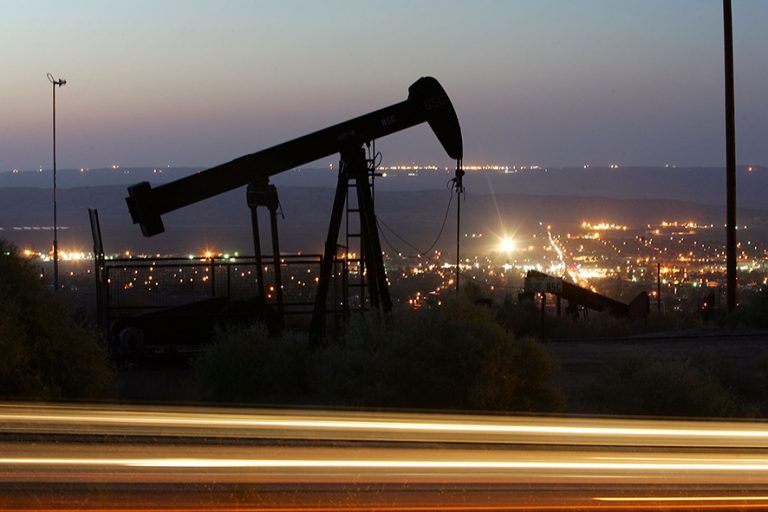 Preţurile petrolului au scăzut, pe fondul angajamentelor Arabiei Saudite de reluare a livrărilor