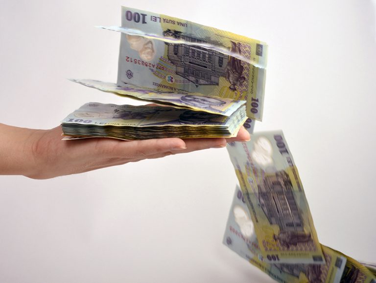 În 2020, un sfert dintre angajatorii din România îngheață salariile