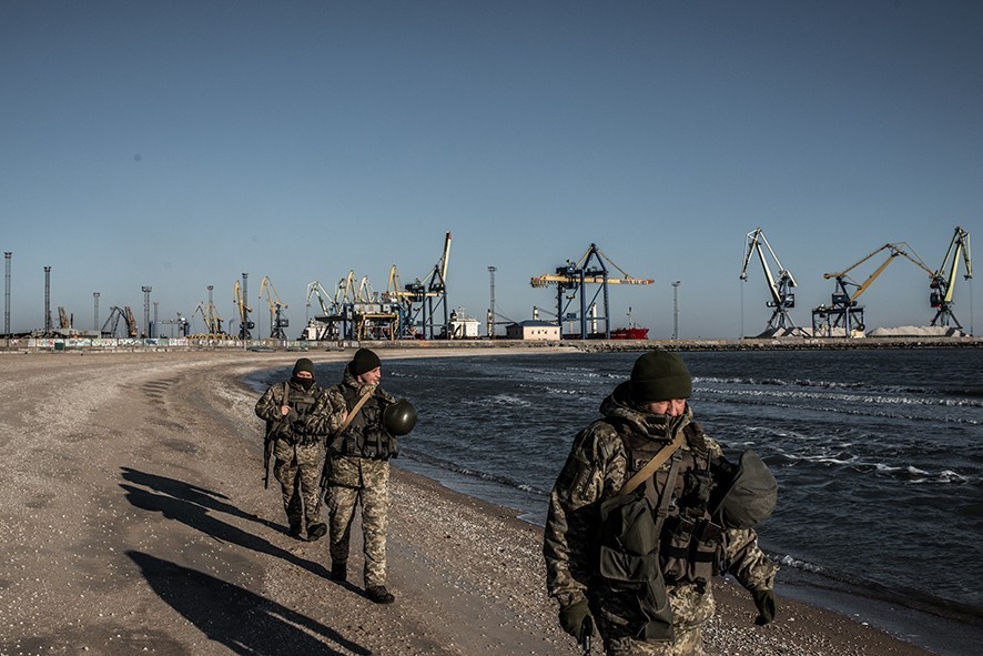 MARIUPOL, UKRAINE - NOVEMBER 29: Ukraine's Border Security Force soldiers patrol the coast of the Azov Sea near Mariupol Port as President Poroshenko declares martial law in response to the attacking and seizing of three Ukrainian naval vessels by Russian forces on November 29, 2018 in Mariupol, Ukraine. (Photo by Martyn Aim/Getty Images)