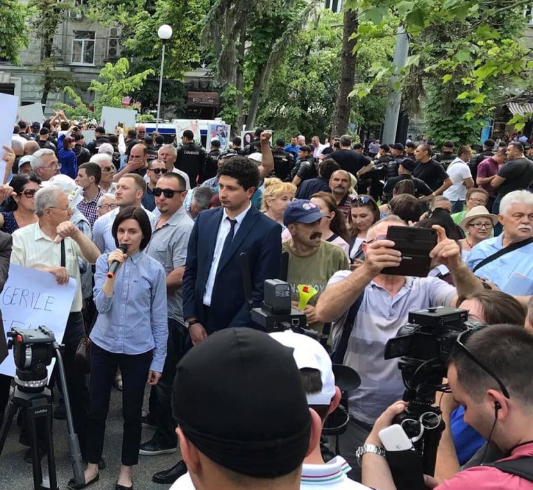 Primele reacții politice de la București după o zi plină de surprize la Chișinău