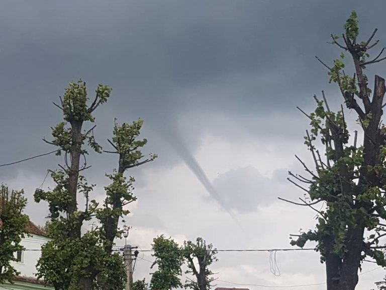 FOTO-VIDEO Tornadă la Prejmer, surprinsă de un amator