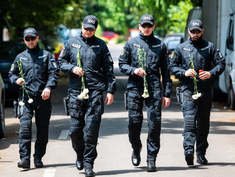 Operațiune de PR a Ministerului de Interne cu luptătorii SIAS care l-au capturat pe ucigașul polițistului