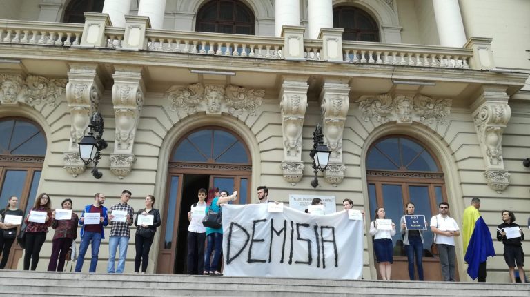 VIDEO Studenții îi cer demisia lui Toader: Afilierea cu Universitatea din poziția de rector aduce prejudicii