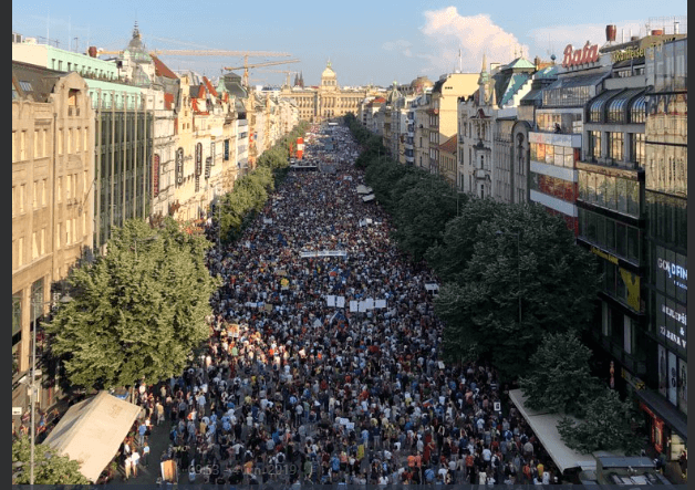 VIDEO Proteste masive la Praga