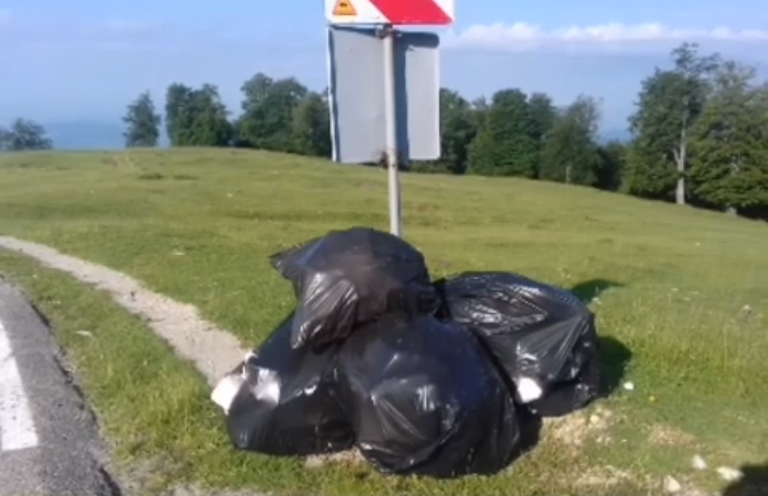 VIDEO „Oare ne mai facem bine?” Saci cu polistiren aruncați pe Transalpina