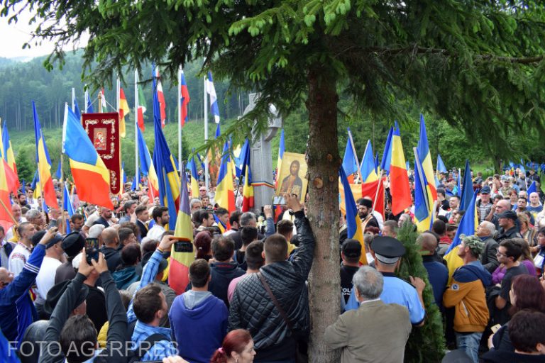 Scandalul de la cimitirul Valea Uzului | Miting pentru demisia prefectului de Harghita