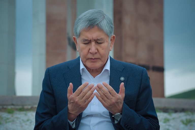UPDATE: Fostului președinte al Kîrgîzstanului i-a fost ridicată imunitatea. Atambayev s-a baricadat în casă, înconjurat de suporteri, și este înarmat